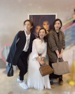 Jun Sena Instagram - ⁡
⁡
どーも、想いが消え残っちゃってる月組ファンです。
⁡
本日、月組観劇へ彩乃先輩とりゅうちゃんと伺ってきました。
たまたま、たまたま、ちなつの誕生日。
ちなつファンの皆様、そんな日にホントにごめんなさいね、ホントにたまたまなの、許してね。
⁡
で、ちなつ、誕生日おめ。
⁡
という事で…
今回はトップコンビさんの退団公演。
劇場中があたたかい愛で包まれていました。
それだけで感動。
⁡
なんか……海乃さんが……更に可愛くなられている。
何？愛されてる感？満たされてる感？
そして海乃さんを更に可愛くさせちゃう月城さんの包容力よ！
いいもの観させていただきました。
トップコンビとして最高のゴールを観させていただきました。
ありがとうございました！
⁡
個人的には、正塚先生作品に城先生の音楽が流れない事が寂しかったな……正に消え残る想い。
(もちろん、玉麻先生も素晴らしいです！)
⁡
ショーも楽しかった！！
月城さんがお着物で登場する場面、美しすぎました。
着物に短靴履いてるのにちゃんとお腰入ってて……まるで足袋を履いているかの様に流れるように踊っていらして……あれ、凄い！！
⁡
そして月組生の集中力の素晴らしさよ……。
皆様どうかお身体に気をつけて、無事千穐楽を迎えられますよう、祈っています。
⁡
⁡
あ、もう一つ、消え残る想い……
⁡
ショーでどこの新進若手娘役さんかと思ったら、みとえもんだった件。
⁡
皆様お見逃しなく。
⁡
⁡
#宝塚
#月組 さん
#最後に呼ばせて
#ポッキー巡査 様🦞
#海乃美月 さん
#鳳月杏 さん(誕生日おめ)
#風間柚乃 さん(ウィンクありがと)
#梨花ますみ さん(新進若手娘役)