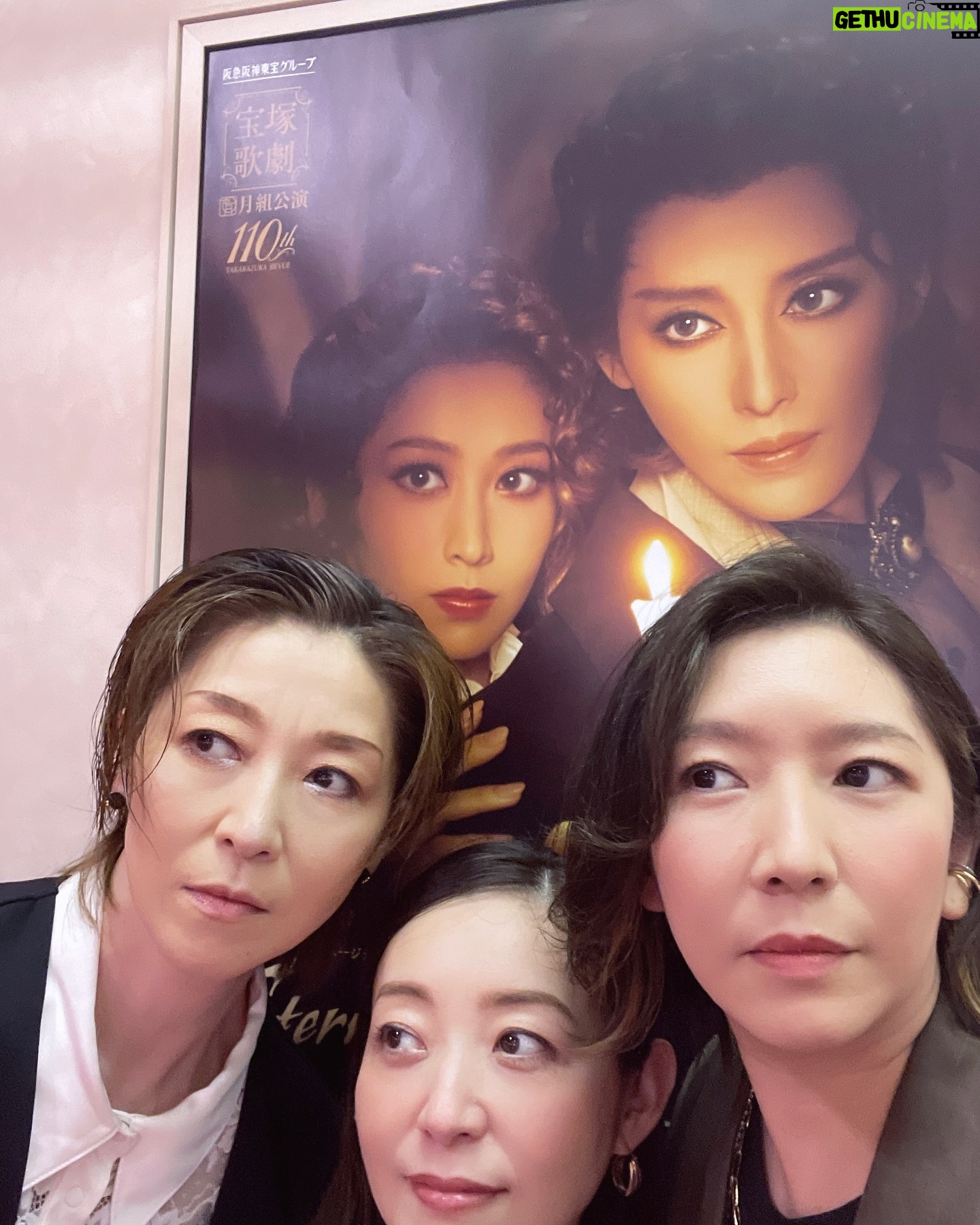 Jun Sena - 9.3K Likes -
どーも、想いが消え残っちゃってる月組ファンです。
本日、月組観劇へ彩乃先輩とりゅうちゃんと伺ってきました。
たまたま、たまたま、ちなつの誕生日。
ちなつファンの皆様、そんな日にホントにごめんなさいね、ホントにたまたまなの、許してね。
で、ちなつ、誕生日おめ。
という事で…
今回はトップコンビさんの退団公演。
劇場中があたたかい愛で包まれていました。
それだけで感動。
なんか……海乃さんが……更に可愛くなられている。
何?愛されてる感?満たされてる感?
そして海乃さんを更に可愛くさせちゃう月城さんの包容力よ!
いいもの観させていただきました。
トップコンビとして最高のゴールを観させていただきました。
ありがとうございました!
個人的には、正塚先生作品に城先生の音楽が流れない事が寂しかったな……正に消え残る想い。
(もちろん、玉麻先生も素晴らしいです!)
ショーも楽しかった!!
月城さんがお着物で登場する場面、美しすぎました。
着物に短靴履いてるのにちゃんとお腰入ってて……まるで足袋を履いているかの様に流れるように踊っていらして……あれ、凄い!!
そして月組生の集中力の素晴らしさよ……。
皆様どうかお身体に気をつけて、無事千穐楽を迎えられますよう、祈っています。
あ、もう一つ、消え残る想い……
ショーでどこの新進若手娘役さんかと思ったら、みとえもんだった件。
皆様お見逃しなく。
#宝塚
#月組 さん
#最後に呼ばせて
#ポッキー巡査 様🦞
#海乃美月 さん
#鳳月杏 さん(誕生日おめ)
#風間柚乃 さん(ウィンクありがと)
#梨花ますみ さん(新進若手娘役)