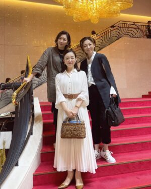 Jun Sena Instagram - ⁡
⁡
どーも、想いが消え残っちゃってる月組ファンです。
⁡
本日、月組観劇へ彩乃先輩とりゅうちゃんと伺ってきました。
たまたま、たまたま、ちなつの誕生日。
ちなつファンの皆様、そんな日にホントにごめんなさいね、ホントにたまたまなの、許してね。
⁡
で、ちなつ、誕生日おめ。
⁡
という事で…
今回はトップコンビさんの退団公演。
劇場中があたたかい愛で包まれていました。
それだけで感動。
⁡
なんか……海乃さんが……更に可愛くなられている。
何？愛されてる感？満たされてる感？
そして海乃さんを更に可愛くさせちゃう月城さんの包容力よ！
いいもの観させていただきました。
トップコンビとして最高のゴールを観させていただきました。
ありがとうございました！
⁡
個人的には、正塚先生作品に城先生の音楽が流れない事が寂しかったな……正に消え残る想い。
(もちろん、玉麻先生も素晴らしいです！)
⁡
ショーも楽しかった！！
月城さんがお着物で登場する場面、美しすぎました。
着物に短靴履いてるのにちゃんとお腰入ってて……まるで足袋を履いているかの様に流れるように踊っていらして……あれ、凄い！！
⁡
そして月組生の集中力の素晴らしさよ……。
皆様どうかお身体に気をつけて、無事千穐楽を迎えられますよう、祈っています。
⁡
⁡
あ、もう一つ、消え残る想い……
⁡
ショーでどこの新進若手娘役さんかと思ったら、みとえもんだった件。
⁡
皆様お見逃しなく。
⁡
⁡
#宝塚
#月組 さん
#最後に呼ばせて
#ポッキー巡査 様🦞
#海乃美月 さん
#鳳月杏 さん(誕生日おめ)
#風間柚乃 さん(ウィンクありがと)
#梨花ますみ さん(新進若手娘役)