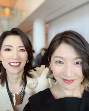 Jun Sena Instagram - ⁡
⁡
皆様お気付きの事とは思いますが、前回のALiveにゲスト出演下さる予定だった真琴つばささんは、残念ながら今回はスケジュールが合わず……でした🥺
⁡
ギリギリまでスケジュール調整を検討して下さり、マミさんから応援LINEもいただきました。
本当にありがとうございました！
⁡
やはり私の憧れのマミさんは素敵な方なのです！
⁡
今回は共演の夢は叶いませんでしたが、この夢は永遠に持ち続けていたいと思います！
⁡
マミさんLOVE❤️
⁡
⁡
写真は先日ののるさんのバースデーパーティーの時。
階段から降りていらっしゃったお姿が神々しく、隠し撮りもしちゃった私だよ。
勿論、隠し撮り写真もご本人に送りつけちゃったよ笑。
⁡
⁡
#真琴つばさ さん @makototsubasa_official 
#マミさん
#憧れの方
#夢は
#叶う事も幸せだけど
#描いてる時間も幸せ
#なのです ‼︎