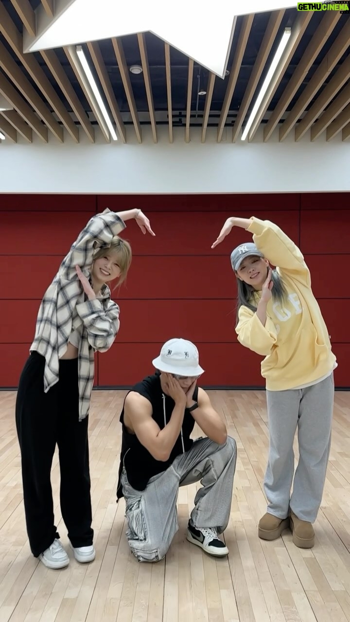 Jun.K - 40.1K Likes - #CommandCme with @niziu_artist_official 😘
우리 #니쥬 귀여운 #리쿠 🐿와 #리오 🐣
둘 사이에서 난 또 부끄럽네...🙈
ありがとう。ドーナツたくさん買ってあげる🍩
#2PM #ジュンケイ #Jun_K
#THE_BEST
#Jun_K_THE_BEST
#NiziU #RIO #RIKU
#CommandCMe_Challenge