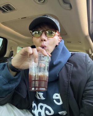 Jun.K Instagram - Command C You 🇰🇷 D-1🤳투척 슝💨

#JUN_K #준케이
#CommandCMe #CommandCYou
#준케이콘서트 #20240406 #20240407