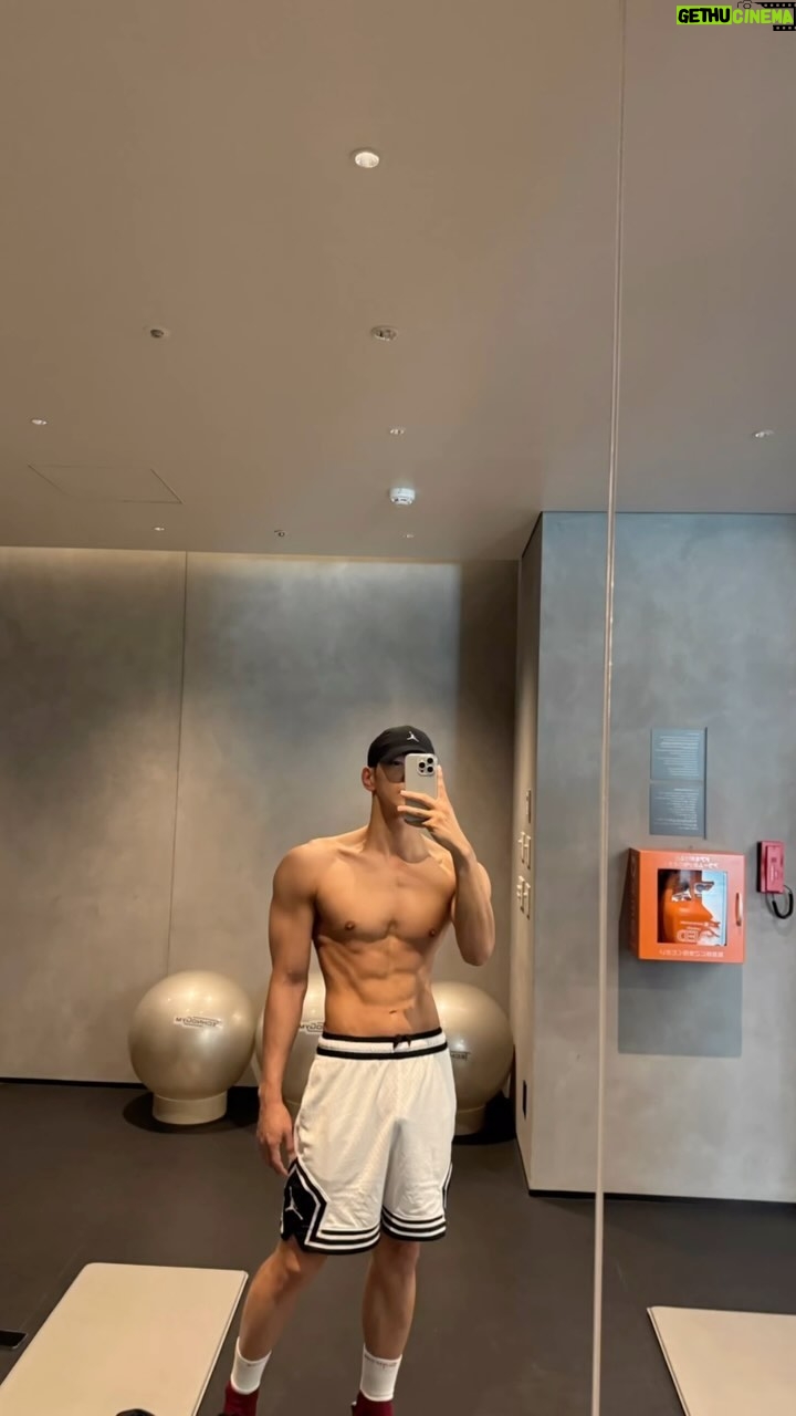 Jun.K - 37K Likes - 2023년의 마지막 날🙏🏻
2023년 운동하고 1일 1식도 하며 건강을 유지하려는 이 마음과 그 힘은 다 나를 나로 지켜주는 너희가 있어줬기 때문이야. 매번 공연 생각에 즐겁고 기대에 부풀었던 한 해였어.
참 어쩌다가 2PM으로 태어나서.. 아직도 몸이 좋을거란 너희의 기대와 환상에 ㅋㅋ 그 마음에 부응하기 위해 더 관리하고 좋은 모습, 새로운 음악과 공연 늘 연구하고 고민할게🫶🏻
2023 너무너무 고생많았고,
2024 좋은일만 가득할거야.
우리 자주 만나자 내가 해피 에너지를 줄게 ❤️
2023.12.31
16세를 바라보는 김민준이가🤣
#준케이 #JUN_K