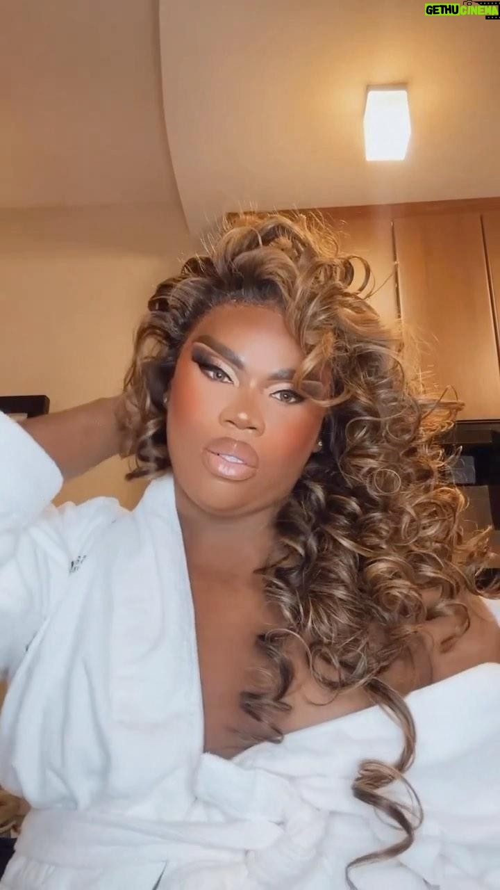 June Jambalaya - 3 Likes - A wig is just and extension of who you are! 💋
Hair Color: @qbwigcollections
