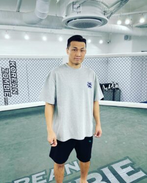 Jung Chan-sung Instagram - 드디어 나왔습니다.
이번엔 해외에서만 판매되는 
GOODBOY 브랜드와 
협업하여 제작되었어요.
만원 ,이만원에 팔수 있는
재질이 아니라
제가 만든 티셔츠 중 
가장 비싼 티셔츠지만,
다른 일반 굿즈처럼 
한번 입고 마는 티셔츠가 아닌
오랫동안 입을 수 있는 
티셔츠입니다.
이 부분은 냉정히 평가를 받아도
자신있습니다.😃
매 시합마다 제 티셔츠를 
기다려주시는
모든 분들에게 정말 감사하고
저는 격투기 열심히 하겠습니다.
구매는 @zombienation2023 의 
프로필링크를 클릭하시거나,
zombienation.kr 을 
이용해주세요.
제작이 순차적으로 진행되고있어,
배송이 2주 정도 
걸릴수 있습니다.
그리고 수량이 많이 
없어서 죄송합니다.😭😭
@zombienation2023