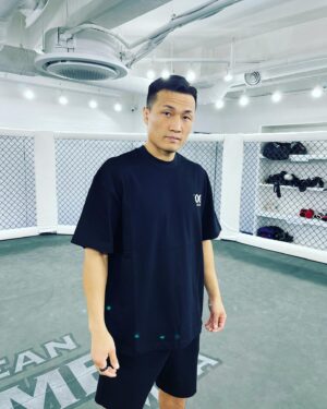 Jung Chan-sung Instagram - 드디어 나왔습니다.
이번엔 해외에서만 판매되는 
GOODBOY 브랜드와 
협업하여 제작되었어요.
만원 ,이만원에 팔수 있는
재질이 아니라
제가 만든 티셔츠 중 
가장 비싼 티셔츠지만,
다른 일반 굿즈처럼 
한번 입고 마는 티셔츠가 아닌
오랫동안 입을 수 있는 
티셔츠입니다.
이 부분은 냉정히 평가를 받아도
자신있습니다.😃
매 시합마다 제 티셔츠를 
기다려주시는
모든 분들에게 정말 감사하고
저는 격투기 열심히 하겠습니다.
구매는 @zombienation2023 의 
프로필링크를 클릭하시거나,
zombienation.kr 을 
이용해주세요.
제작이 순차적으로 진행되고있어,
배송이 2주 정도 
걸릴수 있습니다.
그리고 수량이 많이 
없어서 죄송합니다.😭😭
@zombienation2023