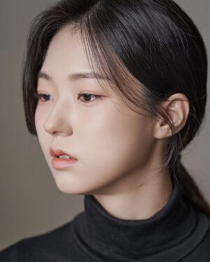 Jung Da-you Instagram - 2022년 👋 

📸 @studio_allo_ @chanhyuk_p 
💄@makeup_yeeun