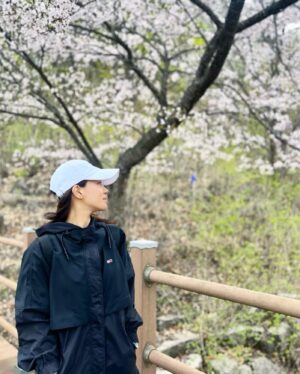 Jung Hae-na Instagram - 4월의 비오는 어느날 
엄마와의 트래킹.🌿