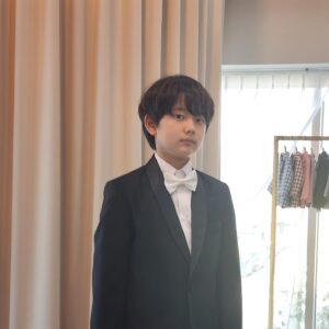 Jung Hyeon-jun Instagram - 시상식 의상 
블랙 vs 버건디
현준이에게 어울리는 의상은??🤔

@kids.runway 

키즈런웨이 행사때마다 도움주셔서 정말 감사드려요~🙏💕

#키즈런웨이 #턱시도 #명품유아의류렌탈 #꽃피면달생각하고 #특송 #미미쿠스 #진검승부 #시상식 #정현준