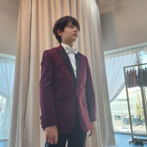 Jung Hyeon-jun Instagram - 시상식 의상 
블랙 vs 버건디
현준이에게 어울리는 의상은??🤔

@kids.runway 

키즈런웨이 행사때마다 도움주셔서 정말 감사드려요~🙏💕

#키즈런웨이 #턱시도 #명품유아의류렌탈 #꽃피면달생각하고 #특송 #미미쿠스 #진검승부 #시상식 #정현준