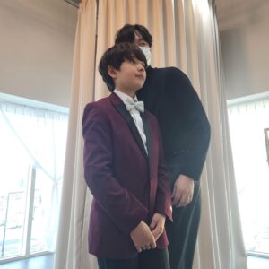 Jung Hyeon-jun Instagram - 시상식 의상 
블랙 vs 버건디
현준이에게 어울리는 의상은??🤔

@kids.runway 

키즈런웨이 행사때마다 도움주셔서 정말 감사드려요~🙏💕

#키즈런웨이 #턱시도 #명품유아의류렌탈 #꽃피면달생각하고 #특송 #미미쿠스 #진검승부 #시상식 #정현준