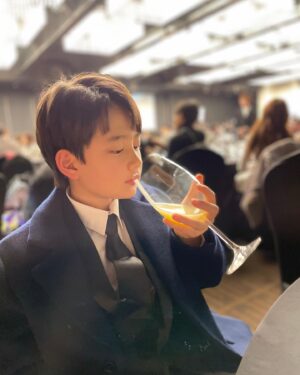 Jung Hyeon-jun Instagram - 시상식 도움주신 키즈런웨이 대표님 감사합니다!🥰💕

@kids.runway 

#키즈런웨이 #황금촬영상시상식 #명품수트 #감사합니다 #정현준 #특송