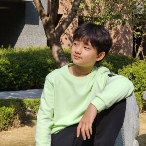 Jung Hyeon-jun Instagram - 현준이와 내셔널지오그래픽!

가을과 잘 어울리네요~🥰🤗👍

@ng_apparel.kids 

#내셔널지오그래픽키즈 #헤론경량다운점퍼 #컨셉그래픽맨투맨티셔츠 #가을신상 #가을코디 #배우 #정현준 #진검승부 #진정 #특송 #서원 #마인 #하준 #기생충 #다송이