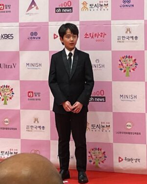 Jung Hyeon-jun Instagram - 시상식 도움주신 키즈런웨이 대표님 감사합니다!🥰💕

@kids.runway 

#키즈런웨이 #황금촬영상시상식 #명품수트 #감사합니다 #정현준 #특송