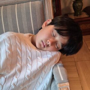 Jung Hyeon-jun Instagram - 쿨쿨 3종 세트!!🥱🤪🤣

#영화📽 #촬영중 #쿨쿨💤  #꿀잠 #정현준