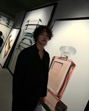 Jung Hyuk Instagram - #광고

샤넬이 준비해준 마스터클래스.
덕분에 샤넬의 스토리를 느낄수 있었던.
(장난 스러워 보이지만 꽤나 집중해서 들었음.)
TMI 하나. 오늘 우등생이라고 하셨다.

#chanelparfumeurmasterclass 
#샤넬조향마스터클래스
#샤넬향수