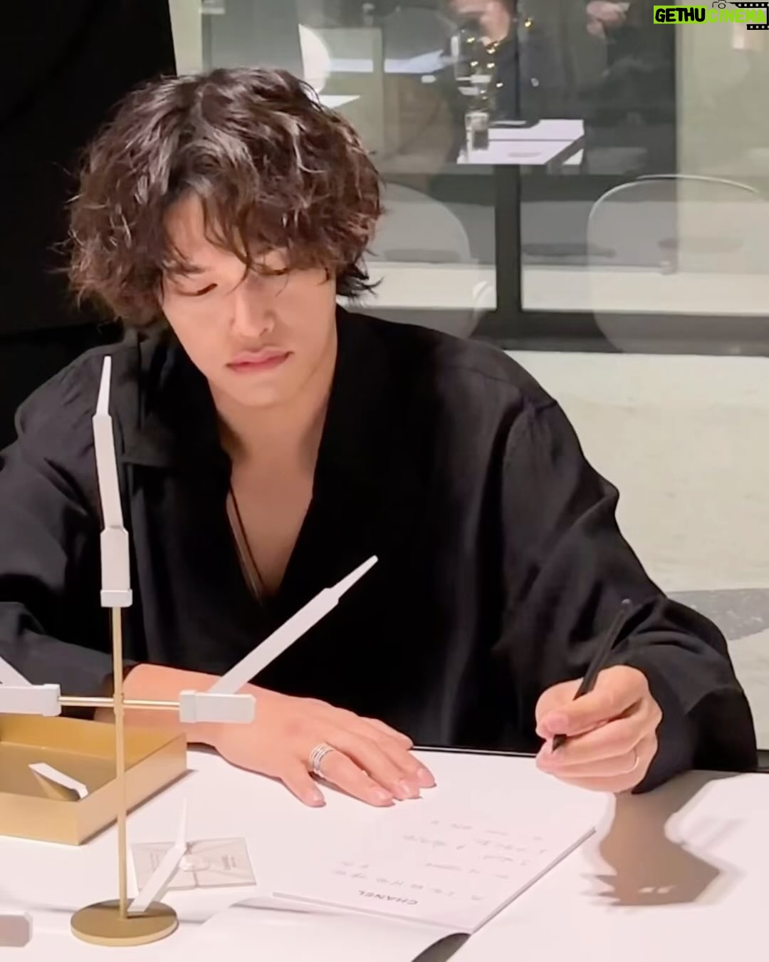 Jung Hyuk - 13K Likes - #광고
샤넬이 준비해준 마스터클래스.
덕분에 샤넬의 스토리를 느낄수 있었던.
(장난 스러워 보이지만 꽤나 집중해서 들었음.)
TMI 하나. 오늘 우등생이라고 하셨다.
#chanelparfumeurmasterclass
#샤넬조향마스터클래스
#샤넬향수