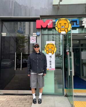 Jung Jae-hyung Instagram - 녹음실로 일하러 가즈아!! Let’s vote!!!