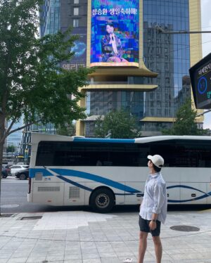 Jung Seung-hwan Instagram - ㅤ
매년 생일을 특별하고 귀하게 간직할 수 있도록 예쁜 마음 보내주시는 모든 분들께 감사드립니다!!! 사진 속 저는 쑥스럼을 많이 타고 있지만 몹시 기뻐하는 모습이랍니다😂 자랑스러운 우리 어스 너무 고마워요💛💚💙