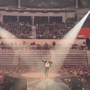 Jung Seung-hwan Instagram - ㅤ
공연이 끝난지도 벌써 5일이 지났네요. 새해 초에는 늘 그랬지만 유독 올해는 지난해에서 벗어나기 힘든 것 같아요. 아직도 저는 2022년의 마지막을 살고 있는듯하네요😅

꼬박 1년을 바쳐 만든 공연이었기에 12월은 저에게 가장 기대되면서도 무서운 시간이었습니다. 무대에 오르기 전 어느 때보다 많이 떨렸지만 그만큼 잘하고 싶은 마음이었을 거라 생각하니 제가 이 일을 참 좋아한다는 걸 새삼 느낄 수 있어 감사했습니다.

무엇보다 한 해의 마지막을 기꺼이 저와 함께해 주신 모든 분들께 감사드립니다! 그 하루 혹은 이틀간의 시간으로 인해 2022년 한 해를 조금은 더 사랑할 수 있게 되었길 감히 바라봅니다. 저는 그렇다고 분명히 말할 수 있을 것 같네요☺️ 
무사히 마친 것에 대한 뿌듯함과 홀가분함보다 더 잘하고 싶다는 욕심이 앞서는 걸 보니 저는 천생 가수인가 봐요. 
후…정말 나란 녀석…

좋은 공연을 만들기 위해 함께 애써주신 모든 분들께 너무 감사드립니다. 정말이지 덕분에 가능한 공연이었습니다!

그럼에도 사랑하게 된 2022년이었길 
그리고
충분히 사랑할 만한 2023년이 되길 바라며,
모두 새해 복 많이 받으세요!