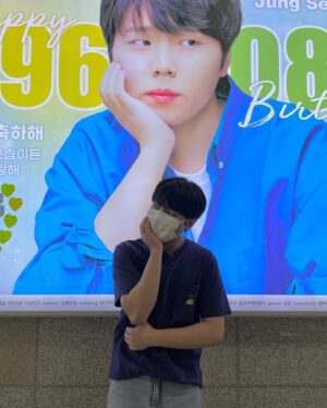 Jung Seung-hwan Instagram - ㅤ
매년 생일을 특별하고 귀하게 간직할 수 있도록 예쁜 마음 보내주시는 모든 분들께 감사드립니다!!! 사진 속 저는 쑥스럼을 많이 타고 있지만 몹시 기뻐하는 모습이랍니다😂 자랑스러운 우리 어스 너무 고마워요💛💚💙
