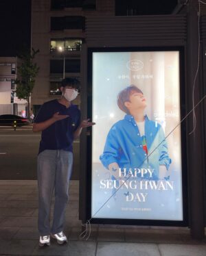 Jung Seung-hwan Instagram - ㅤ
매년 생일을 특별하고 귀하게 간직할 수 있도록 예쁜 마음 보내주시는 모든 분들께 감사드립니다!!! 사진 속 저는 쑥스럼을 많이 타고 있지만 몹시 기뻐하는 모습이랍니다😂 자랑스러운 우리 어스 너무 고마워요💛💚💙