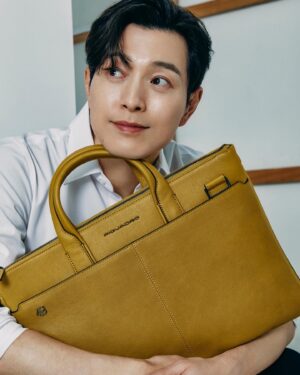 Jung Sung-il Instagram - #피콰드로 #피콰드로가방 #광고 

@piquadro.kr 

@msgseoul 
@mimm.ha0 
@mimm_jiwon 

#Godblessyou
#Godmakesnomistakes