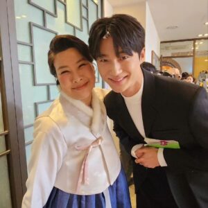 Jung Young-ju Instagram - #보물찾기
막촬하던날
#선재업고튀어 
그새 추억 파먹기를 하고 있네요
저도 참 많이 그립습니다
다 그대들 덕분이지요
오늘도 감사합니다 

우리 솔이선재,금이현주
스마트하고 뚁떨어지는 우리현주#서혜원
장꾸의 극치. 허당빙구미 만랩 우리금이#송지호
그저 우리솔이 밖에 모르는 전세계 국보 우리 사위 류서방#변우석

그리고 눈돌아가게 이쁘고 현명하고지혜로운 내딸!!우리솔이#김혜윤

기가막힌 조합이죠?
 앞으로 우리아이들이. 어텋게 날아오를지 더 오래오래 지켜봐주셔요

복순이의 바램입니다

이넘들~~밥먹자아~~~~