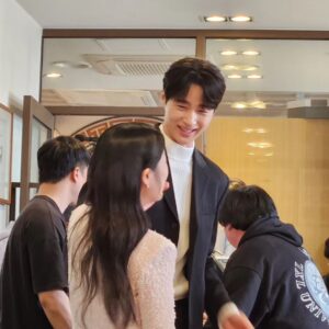 Jung Young-ju Instagram - #보물찾기
막촬하던날
#선재업고튀어 
그새 추억 파먹기를 하고 있네요
저도 참 많이 그립습니다
다 그대들 덕분이지요
오늘도 감사합니다 

우리 솔이선재,금이현주
스마트하고 뚁떨어지는 우리현주#서혜원
장꾸의 극치. 허당빙구미 만랩 우리금이#송지호
그저 우리솔이 밖에 모르는 전세계 국보 우리 사위 류서방#변우석

그리고 눈돌아가게 이쁘고 현명하고지혜로운 내딸!!우리솔이#김혜윤

기가막힌 조합이죠?
 앞으로 우리아이들이. 어텋게 날아오를지 더 오래오래 지켜봐주셔요

복순이의 바램입니다

이넘들~~밥먹자아~~~~