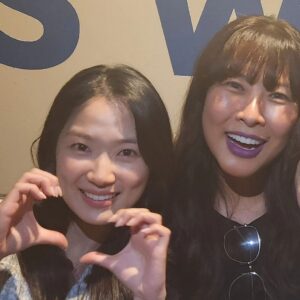 Jung Young-ju Instagram - 사랑하는 딸래미#임솔

스물셋 아들엄마이긴 하지만
드라마에선 늘. 딸엄마를  하고있으니 이 얼마나. 또 행운인지!!
 혜윤이를 만난건  저로써도 너무나 큰 감사 입니다!!

저도  한. 엄마하는데요!
우리  혜윤이도 한. 딸 한답니다!

배우#김혜윤
#선재업고튀어