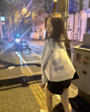 Jung Yu-ji Instagram - 사지멀쩡하게 돌아오는게 목표였던
대문자 P들의 우당탕탕 상해여행🖤
평생 잊지 못해🤣