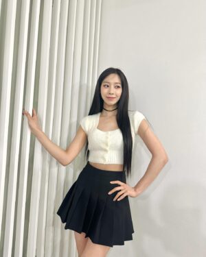 Jung Yu-ji Instagram - 3학년 4반🤍🖤