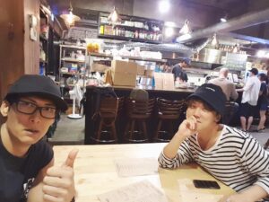 Junggigo Instagram - 토요일 저녁 남자 둘이 데이트. 햄버거는 너무 맛있었지만 형하고 둘이 남자끼리 차암나...