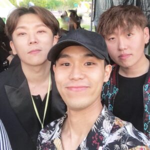 Junggigo Instagram - 어제 그린플러그드에서 내 공연 끝나고 재범이 공연 보러 갔다가 만난 오렌지족 두명과 함께 /w @woogie_park @younghotyellow94 #h1ghrmusic