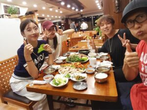 Junggigo Instagram - 우리 벨기에에서 고생한 #사서고생 팀 우리 보쌈집에서 회식! 내일 엠카 무대 준비하느라 함께 하지 못한 민기 @glorypath 의 빈자리가 아쉽지만 민기는 내일 엠카 무대 화이팅! 뉴이스트 화이팅!