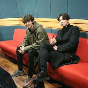 Junggigo Instagram - 오늘 밤 12시 찬열이와 함께 부른 #letmeloveyou #렛미러뷰 가 공개 됩니다! 많이 들어주세요! 🤘🏼