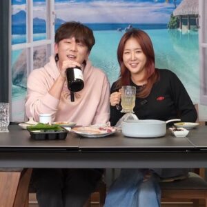 Junggigo Instagram - 오랜만에 소유랑 한잔 찌끄렸습니다. 우리 오래동안 건강하게 술 마시자 ㅋㅋㅋㅋ 그리고 살은 빼고 있습니다.... 조만간 나의 유튜브도 첫 촬영 시작! 우선 소유 채널에서 먼저 봐주세요! #혼자옵소유 #주정기고