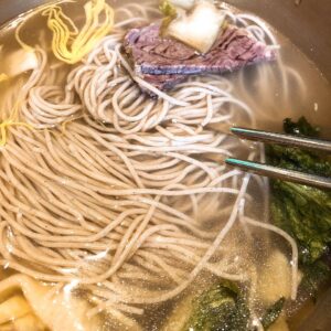 Junggigo Instagram - 내가 진짜라고 믿고 있던 것들이 흔들리기 시작한다. 깊은 평양의 맛이라고 믿고 있던 것들이 이제는 이게 진짜 평양의 맛인지, 저기 뭐 신대방 삼거리 쯤 되는 맛인지 알 수가 없다. 평양에 가서 직접 먹어 볼 수만 있다면...! 이건 좀 다른 얘긴데 사실 내가 평양냉면을 좋아는 하지만 함흥도 좋고 면은 다 좋아요. 가끔 평냉이 아닌 다른 냉면을 먹는다고 무시하거나 “평냉은 이렇게 먹는거야” 라며 지적질을 하는 등 소위 “부심” 부리는 걸 보면 안타깝습니다. 물론 어느정도의 맛있게 먹는 추천 방법 정도는 있겠지만 평냉에 식초나 겨자 뿌린다고 JB 취급하고 그러면 안되죠. 다 해보고 자기한테 맞는데로 먹으면 됩니다. 진정으로 면을 사랑하는 사람들은 그런 편협한 생각을 하지 않습니다.