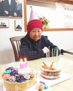 Junggigo Instagram - 3살때부터 나를 길러준 세상에서 가장 사랑하는 우리 할머니 89세 생일 축하해! 꼬깔모자 씌워주니까 너무 귀여워서 할머니 깨물뻔했지 뭐야 🧙🎉

Family is more important these days. Thank you all for blessings for our family.  Blessings to everyone around the world! 🙏🏼