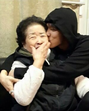 Junggigo Instagram - 3살때부터 나를 길러준 세상에서 가장 사랑하는 우리 할머니 89세 생일 축하해! 꼬깔모자 씌워주니까 너무 귀여워서 할머니 깨물뻔했지 뭐야 🧙🎉

Family is more important these days. Thank you all for blessings for our family.  Blessings to everyone around the world! 🙏🏼
