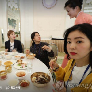 Junggigo Instagram - 내가 진짜라고 믿고 있던 것들이 흔들리기 시작한다. 깊은 평양의 맛이라고 믿고 있던 것들이 이제는 이게 진짜 평양의 맛인지, 저기 뭐 신대방 삼거리 쯤 되는 맛인지 알 수가 없다. 평양에 가서 직접 먹어 볼 수만 있다면...! 이건 좀 다른 얘긴데 사실 내가 평양냉면을 좋아는 하지만 함흥도 좋고 면은 다 좋아요. 가끔 평냉이 아닌 다른 냉면을 먹는다고 무시하거나 “평냉은 이렇게 먹는거야” 라며 지적질을 하는 등 소위 “부심” 부리는 걸 보면 안타깝습니다. 물론 어느정도의 맛있게 먹는 추천 방법 정도는 있겠지만 평냉에 식초나 겨자 뿌린다고 JB 취급하고 그러면 안되죠. 다 해보고 자기한테 맞는데로 먹으면 됩니다. 진정으로 면을 사랑하는 사람들은 그런 편협한 생각을 하지 않습니다.