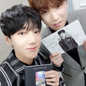 Junggigo Instagram - 오랜만에 방송을 하니까 방송국에서 연예인들도 많이 보고 씨디도 받고 좋네요. 같은 식구라서 회사에서 종종 봤지만 무대에서 보니까 진짜 아이돌 같던 #몬스타엑스 그리고 이번에 같은 남자 솔로로 활동 중이라 서로 힘이 되어주는 #예성 씨까지! 내일도 연예인 보러 갑니다.