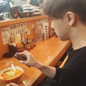 Junggigo Instagram - 내가 이렇게 사진을 찍고 있다니까.. 내가 지금 뭘 찍는 건지, 어디를 찍고 있는지 볼 수가 없어. 나의 육감적인 식스센스에 기대어 찍을 수 밖에.