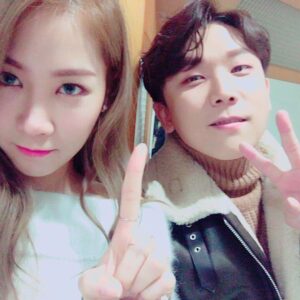 Junggigo Instagram - 오늘 낮 12시 SBS 인기가요 뮤직크러쉬 무대에서 오랜만에 소유와 함께 한 듀엣곡 #사랑은이별보다하나가많아 라는 곡을 공개합니다. 무대가 끝나면 바로 모든 음원 사이트를 통해서 음원도 공개 되니까 많이 들어주세요! 그리고 오늘 날도 추운데 새벽 일찍부터 방송국까지 와서 함께 해 주신 팬분들! 모두 감사드리고 여러분 감기 조심하세요!