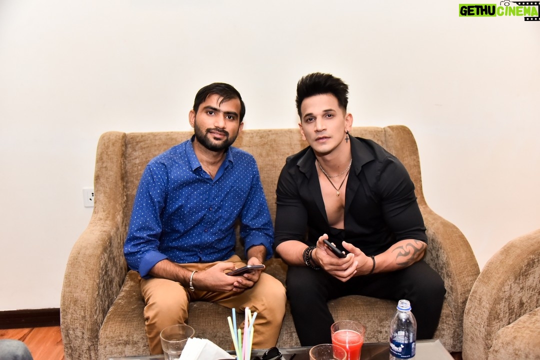 Junjaram Thory - 1.1K Likes - With Prince Narula 😍😍
.
.
@princenarula
#jaipur #jaipurdiaries #junjaramthory #princenarula #jaipurtalks #meetandgreet