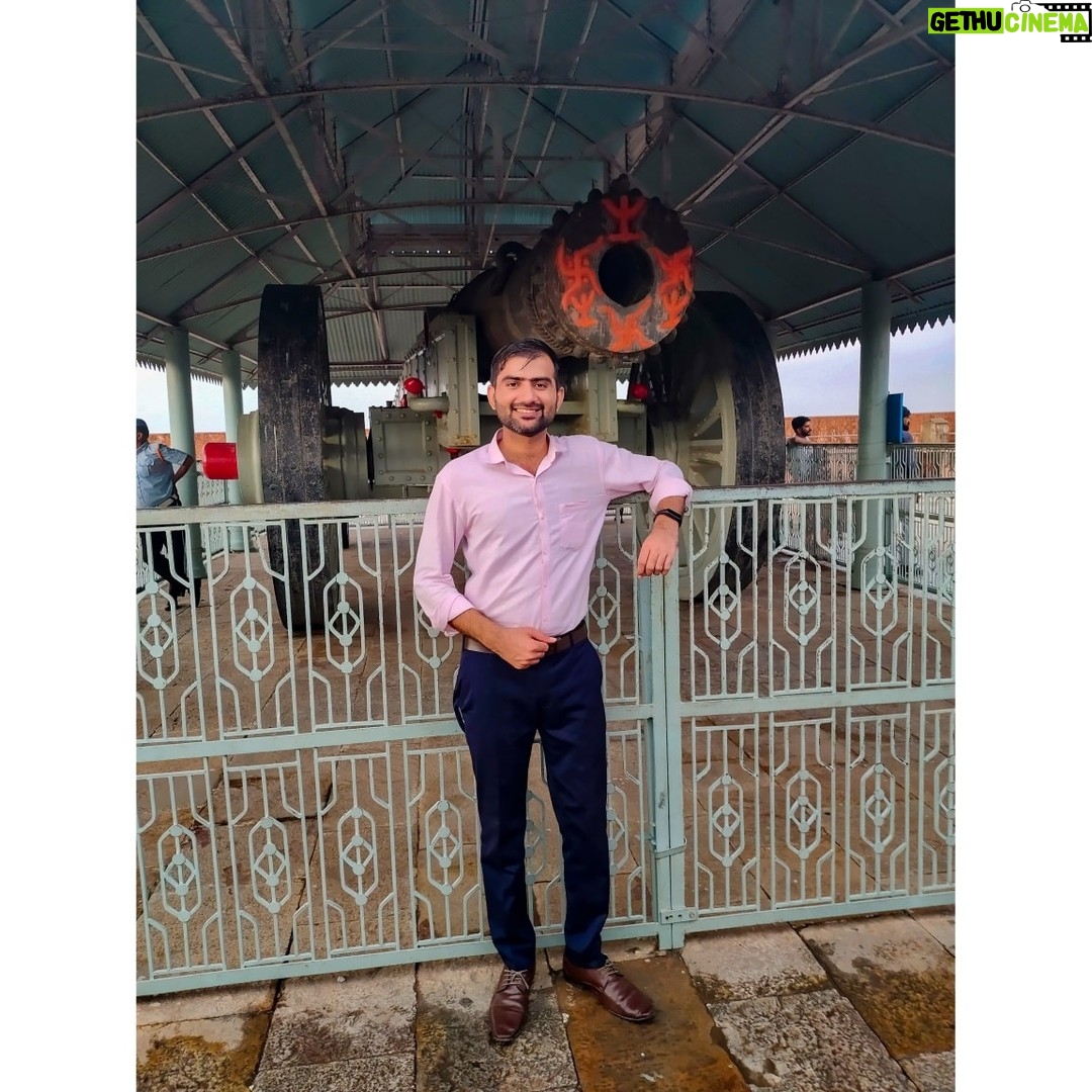 Junjaram Thory - 323 Likes - Don’t stop until you’re proud 🇮🇳😎📸
.
#proud #jaigarhfort #jaibaantop #jaipurdiaries #jaipurbuzz #junjaramthory #entrepreneur