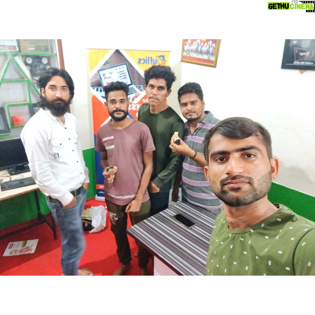 Junjaram Thory - 252 Likes - Love is beautiful, friendship is better.💫✅
.
.
#JunjaramThory #india #jaipur #friendship #friends #sunilkumawat #lalititexpert #duflics #sangriinternet