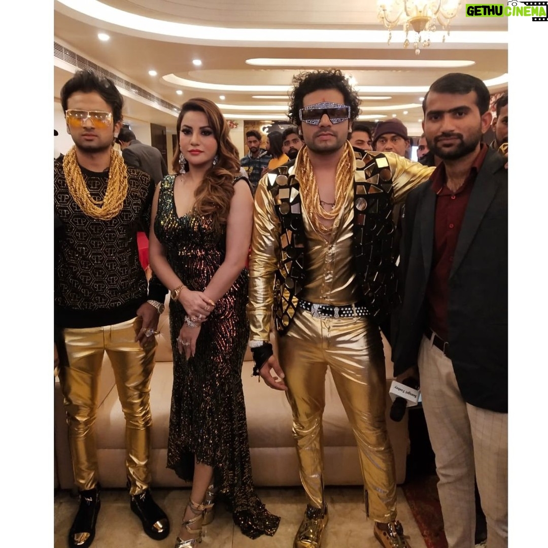 Junjaram Thory - 179 Likes - With Golden Men of India