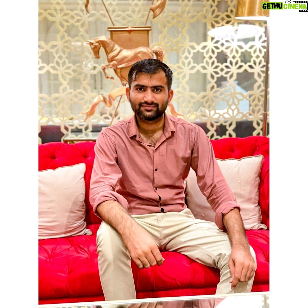 Junjaram Thory - 321 Likes - Learn from yesterday, live for today, hope for tomorrow. The important thing is not to stop questioning.
PC- @chitranshjain_
#positivevibes #junjaramthory #jaipur #jaipurdiaries #roseamber #entrepreneur