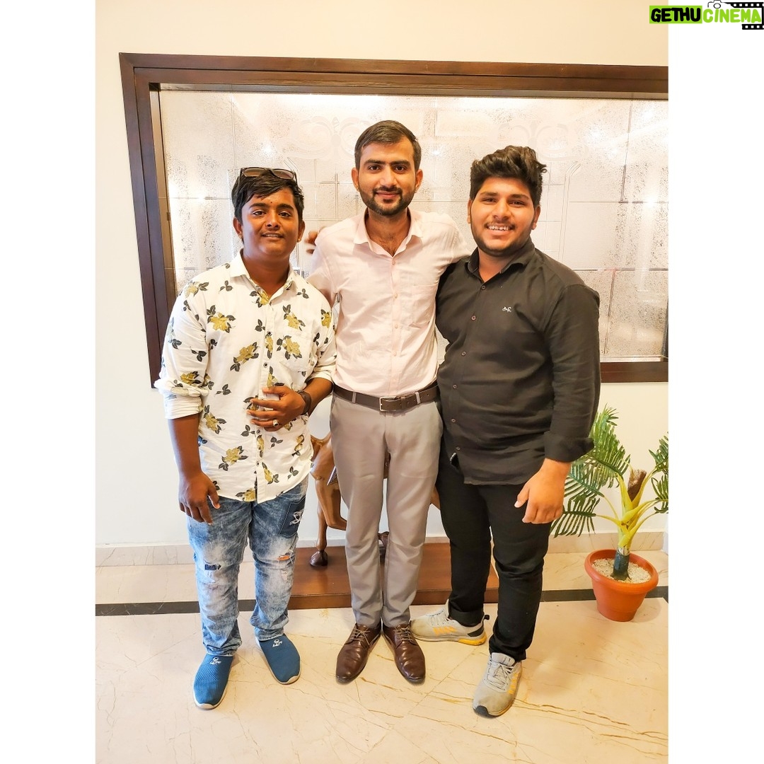 Junjaram Thory - 464 Likes - With Dangal Movie Fame Singer Sarwar Khan and Sartaz Khan at Hotel Grand Safari
.
.
.
@real_sarwar_khan
@officialsartazkhanbarna
#sarwarkhan #sartazkhan #jaipur #junjaramthory #kapilrajkp #entrepreneur #singer #meeting #artist